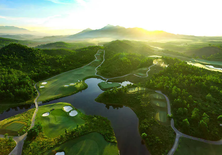 Ba Na Hills Golf Club 클럽하우스 - 베트남 농 모자 모티프 원형 건축